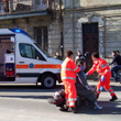Investe uno scooterista e scappa