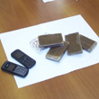 Forzano il posto di blocco. Braccati e arrestati con mezzo chilo di hashish