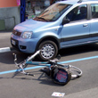 Mercato, ciclista rovina a terra