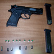 Minaccia il moroso della figlia con una pistola