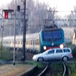 Sbarre rotte, la catena umana protegge il treno