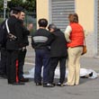 Cade e viene falciata da un furgone una donna di 82 anni