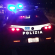 Forzano l'alt della polizia poi si schiantano contro un muro