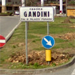 Lo tamponano e gli rubano l'auto
