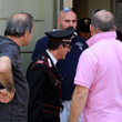 Minaccia di tagliarsi la gola, paura in banca