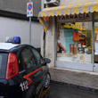 Pistola in pugno, farmacista percossa e rapinata