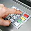 Frodano i clienti del bancomat usando della colla