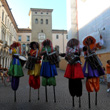Tamburi e giocolieri per presentare la Festa Democratica