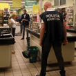 Rapina alla Ld. Armato con una pistola giocattolo picchia un cliente e scappa con 300 euro