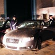 Fuggono dai carabinieri e si schiantano, ricercati due uomini