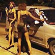 Fermata del bus: prostitute vedono i carabinieri e scappano