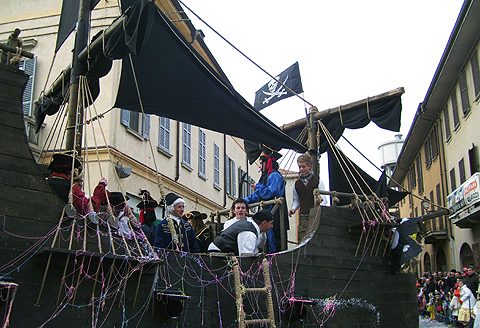 Domenica positiva per il carnevale cremasco:<br>Sole e affluenza degna delle passate edizioni