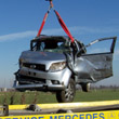Fuoristrada tampona autocarro: due feriti