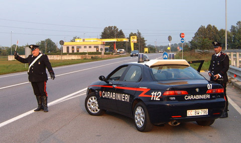 Fermato dai carabinieri in auto mostra documenti falsi Smascherato e