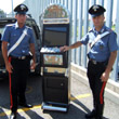Rubano le slot machine e nella fuga si tuffano nel fosso