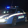 Cambiano le gomme da un'auto in sosta: due rumeni bloccati