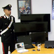 Rubano televisori e hifi: denunciati tre commessi e altre quattro persone