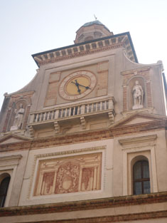 Rimesso a nuovo e riconsegnato ieri pomeriggio alla citt� il Torrazzo di Piazza Duomo. A cinque a mezzogiorno suoner� la campana. Restauro promosso dall'Inner Wheel