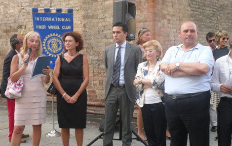 Rimesso a nuovo e riconsegnato ieri pomeriggio alla citt� il Torrazzo di Piazza Duomo. A cinque a mezzogiorno suoner� la campana. Restauro promosso dall'Inner Wheel