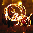 Alice saluta in una fontana di luce  