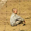 Il bambino con il pigiama a righe