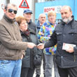 Alloni davanti alle fabbriche
