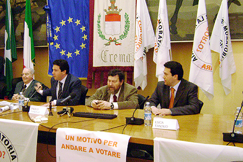 Giuliano Ferrara presenta ai cremaschi la sua lista. Forti contestazioni all�esterno. Lui scherza: �Circondato da calore umano�