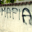 Insulti e offese sui muri. Indignazione bipartisan