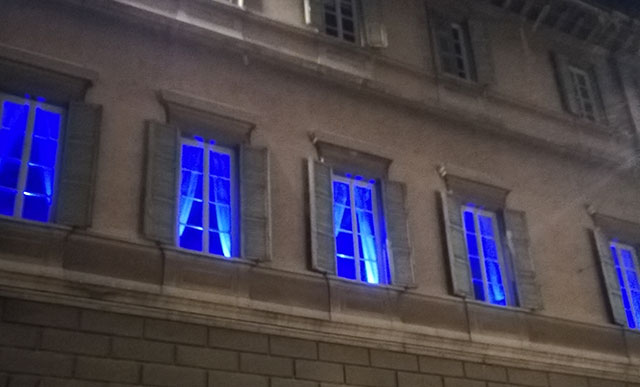 Autismo, il palazzo della provincia tinto di blu