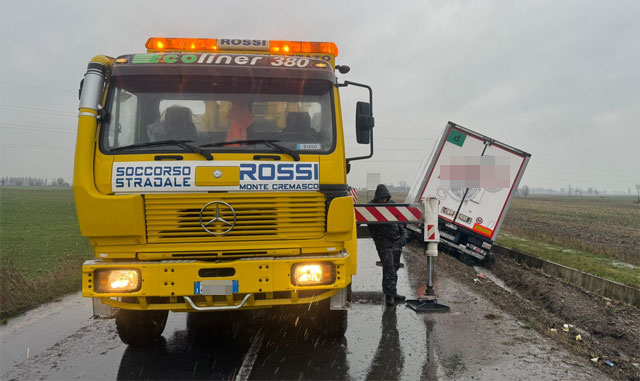 Rivolta d'Adda, mezzo pesante fuori strada