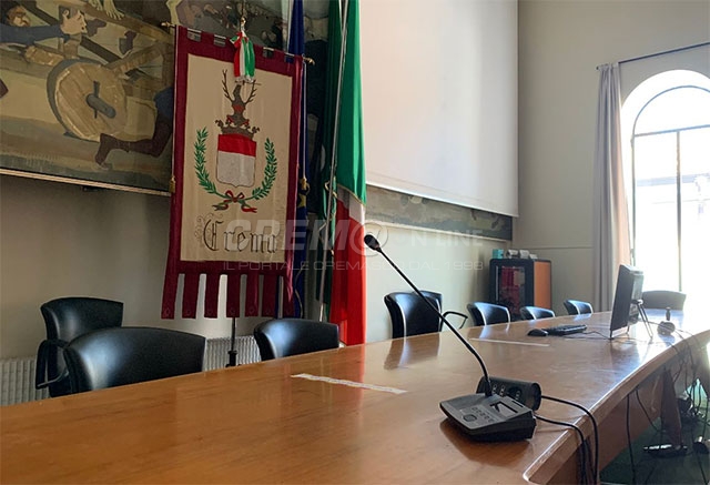 Crema. Consiglio: ristori e farmacie comunali