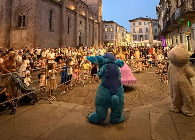 Crema. 'Shopping sotto le stelle' riempe la città