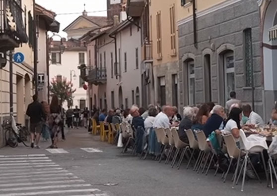 Vailate. Tavolata di mezza estate in via Caimi