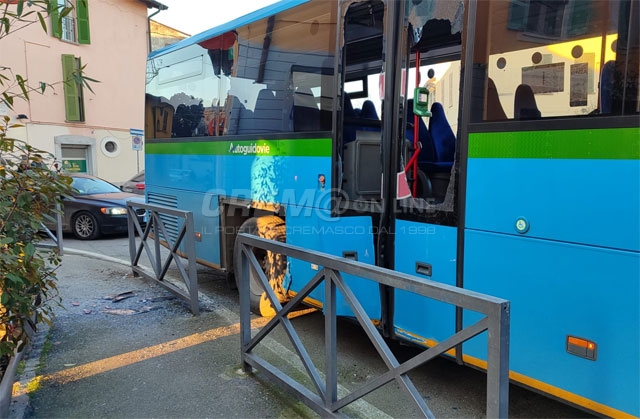 Crema, autobus contro le transenne