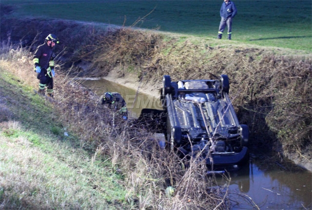 Montodine, con l'auto finisce in un fosso