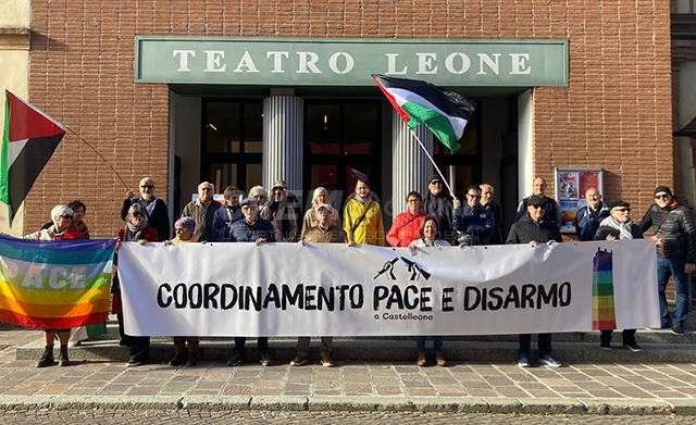 Castelleone: flash mob, marcia e fiori di pace