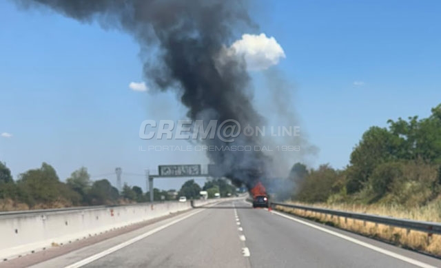 Dovera, auto in fiamme lungo la Paullese